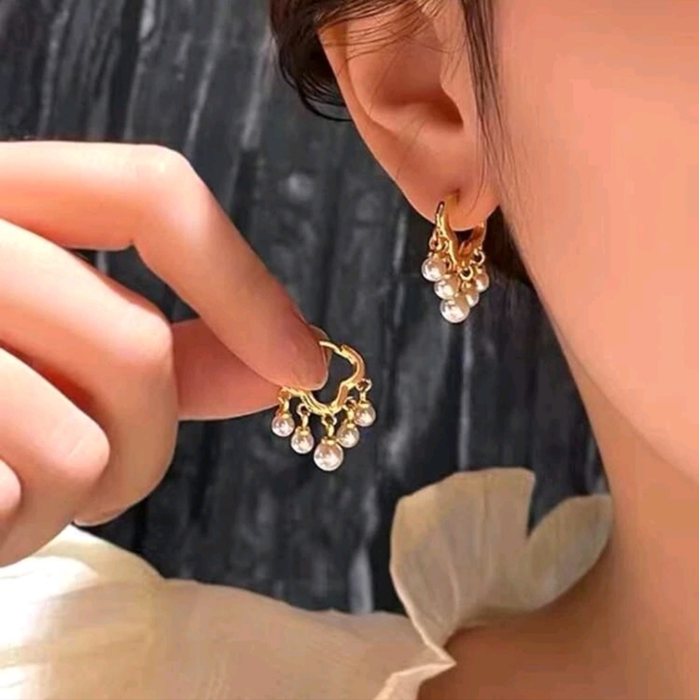 Gold pearl cloud earrings - Picture 3 of 4